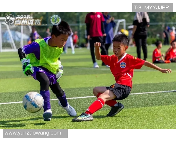 温柔足球之星的魅力瞬间:展现球场内外的温暖与坚韧 温柔足球之星的魅力瞬间:展现球场内外的温暖与坚韧